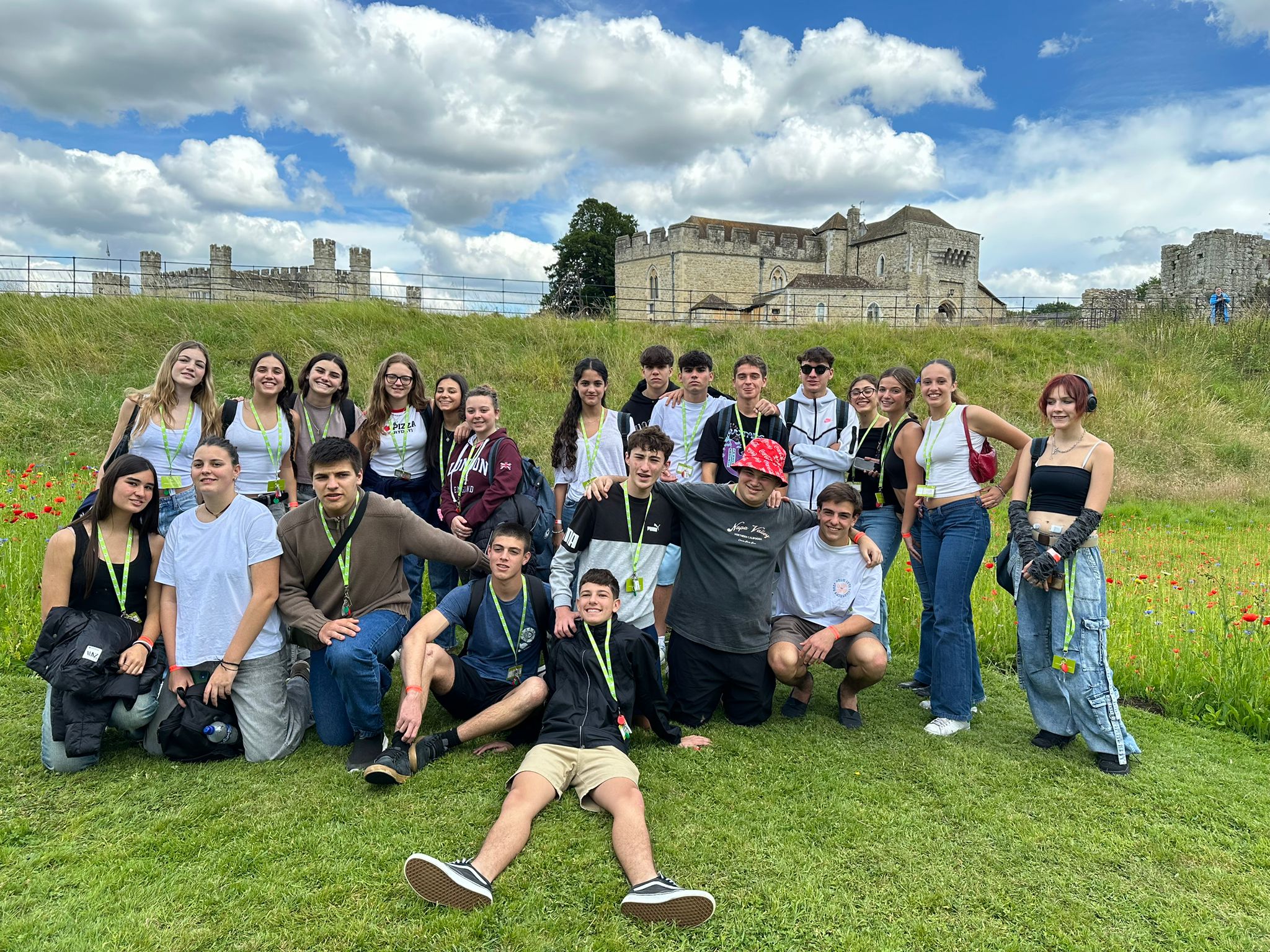 Gruppo di studenti italiani durante la visita al Castello di Leeds nel corso del soggiorno studio presso University of Kent, Canterbury, riuniti sul prato davanti alla storica fortezza mentre posano insieme per una foto ricordo, condividendo un momento di scoperta culturale, amicizia e partecipazione durante l’esperienza internazionale.