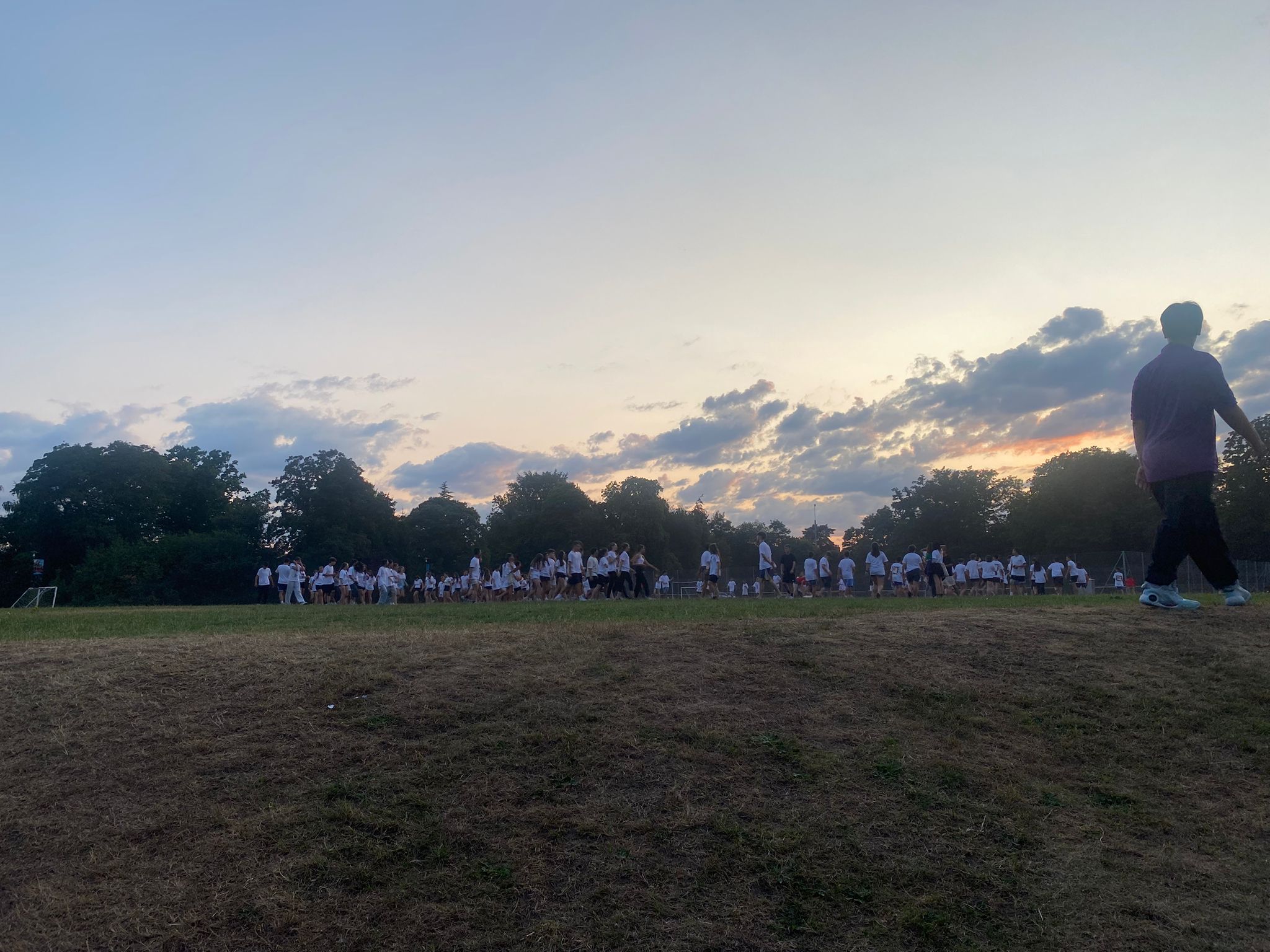 Ragazzi italiani partecipano ad attività ludiche e ricreative a Egham, tra divertimento e crescita personale durante il soggiorno studio