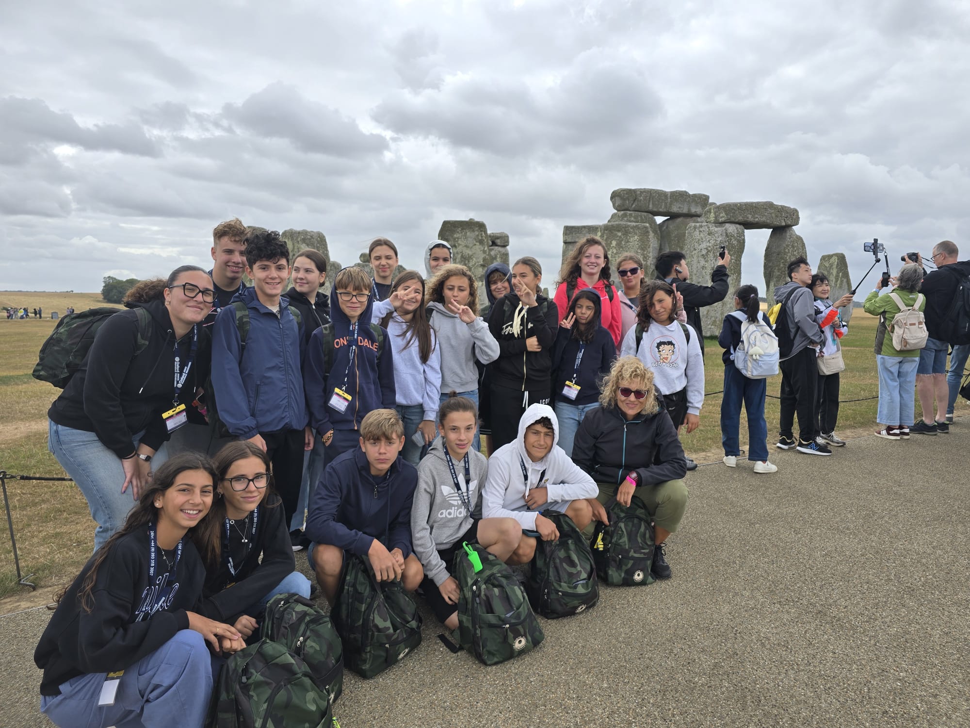 Gruppo di studenti italiani davanti a Stonehenge, mentre esplorano il celebre sito megalitico e apprendono la storia e il mistero della struttura, vivendo momenti di curiosità, scoperta e condivisione culturale durante il soggiorno studio in Inghilterra.