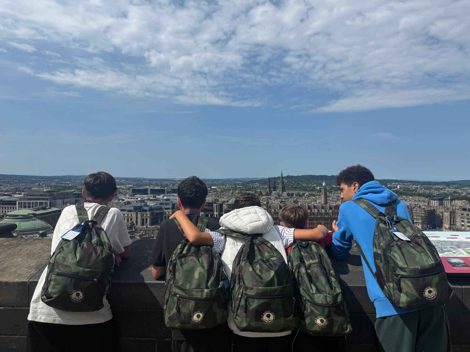 Gruppo di studenti italiani in visita panoramica a Londra durante il soggiorno studio presso Goldsmiths, University of London, riuniti su una terrazza con vista sulla città mentre osservano il paesaggio urbano e condividono insieme un momento di scoperta e amicizia.