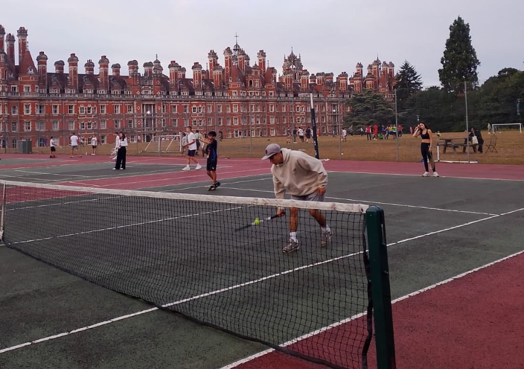 Studente italiano durante attività sportive all’aperto nel campus del Royal Holloway, soggiorno studio EstateINPSieme