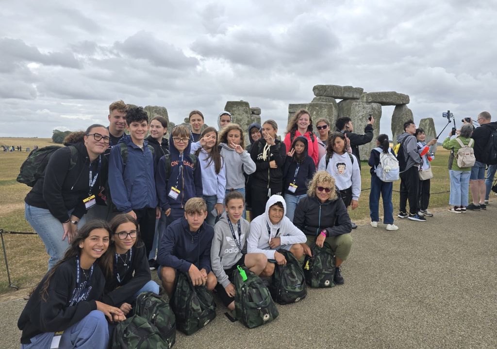 Studenti italiani in visita a Stonehenge durante il soggiorno studio allo Sparsholt College di Winchester, soggiorno studio EstateINPSieme
