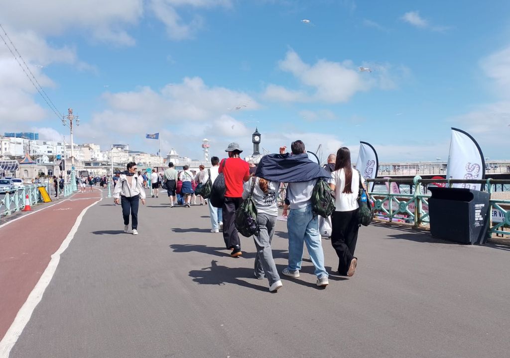 Studenti italiani in passeggiata sul lungomare di Brighton durante il soggiorno EstateINPSieme presso Moulsecoomb ,University of Brighton