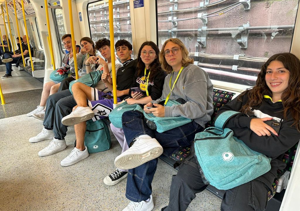 Studenti italiani in metropolitana a Londra durante il soggiorno studio al Queen Mary University of London, EstateINPSieme
